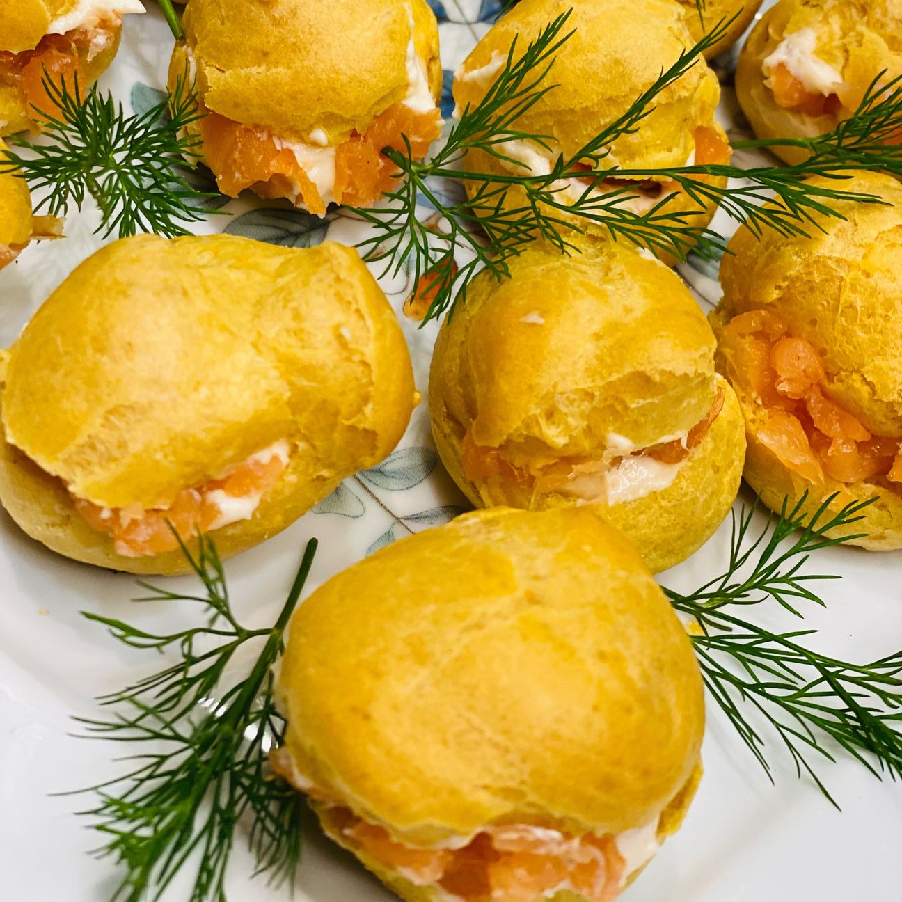 Bignè salati con ripieno morbido di salmone