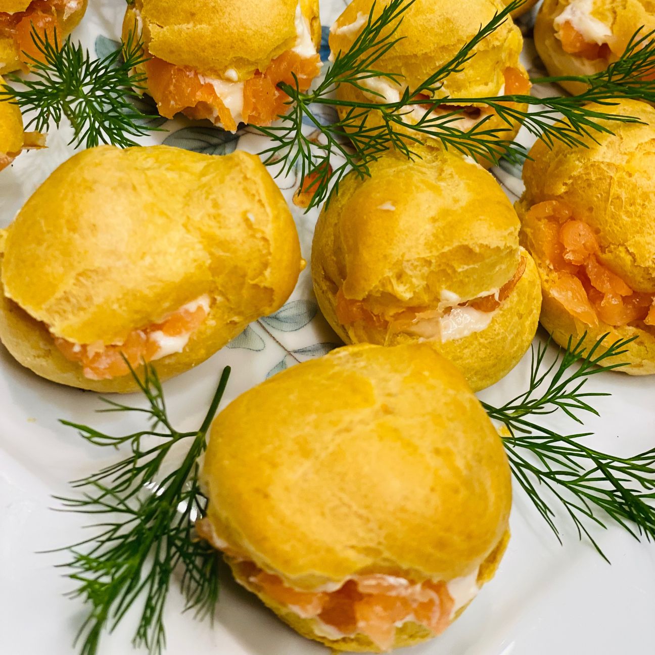 Bignè salati con ripieno morbido al salmone affumicato