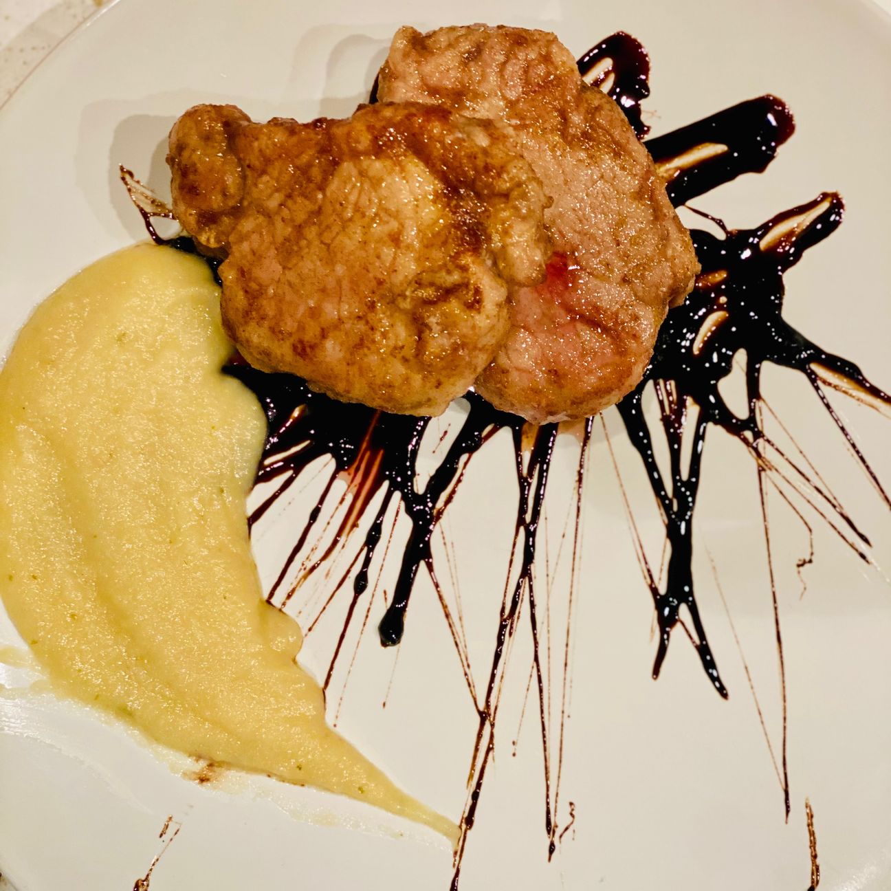 Filetto di maiale affumicato con salsa alle mele e glassa all’aceto balsamico