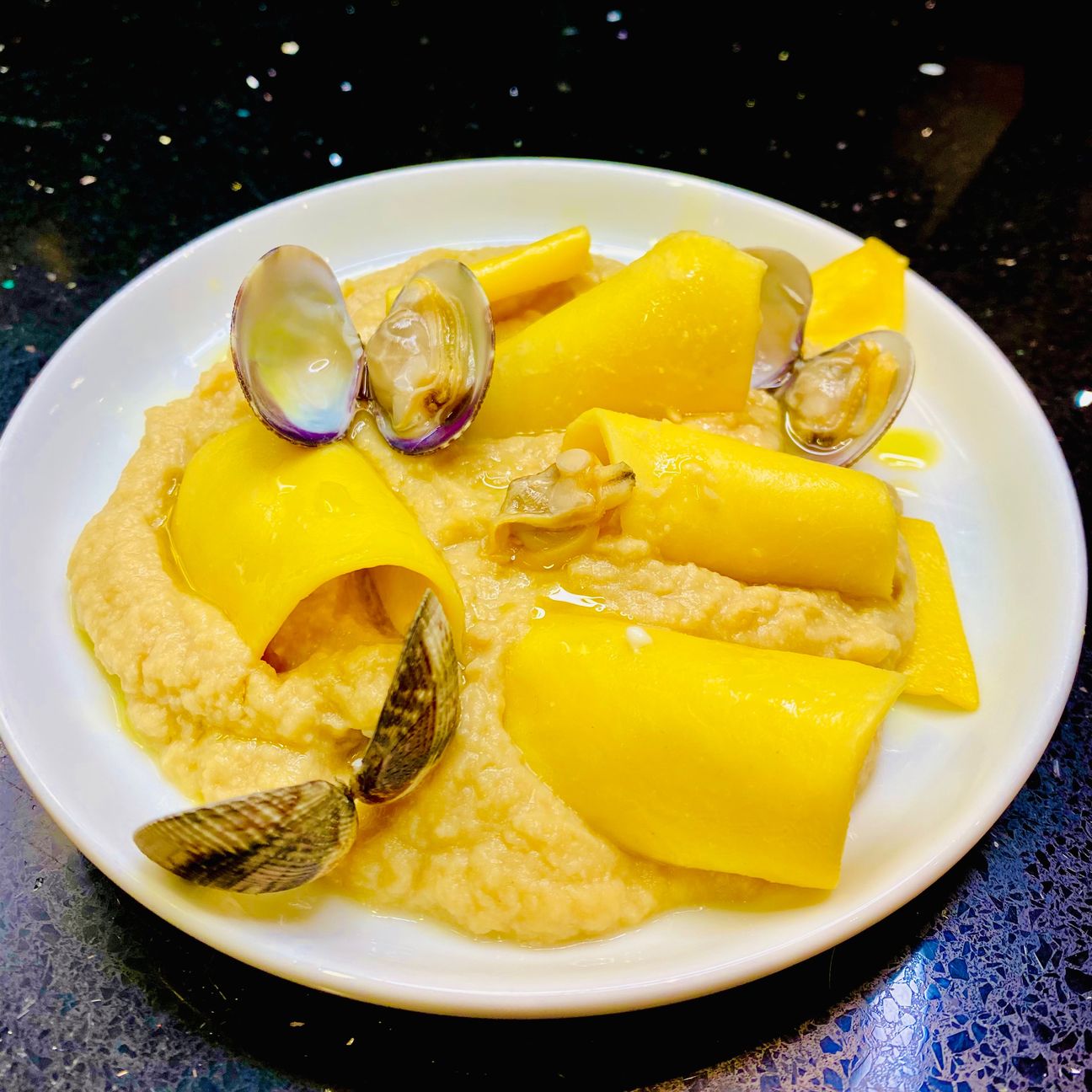 Maltagliati alla crema di ceci vongole e olio al rosmarino