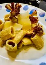 Ricetta Mezze maniche crema di carciofi con le sue chips, guanciale e sfoglia di grana