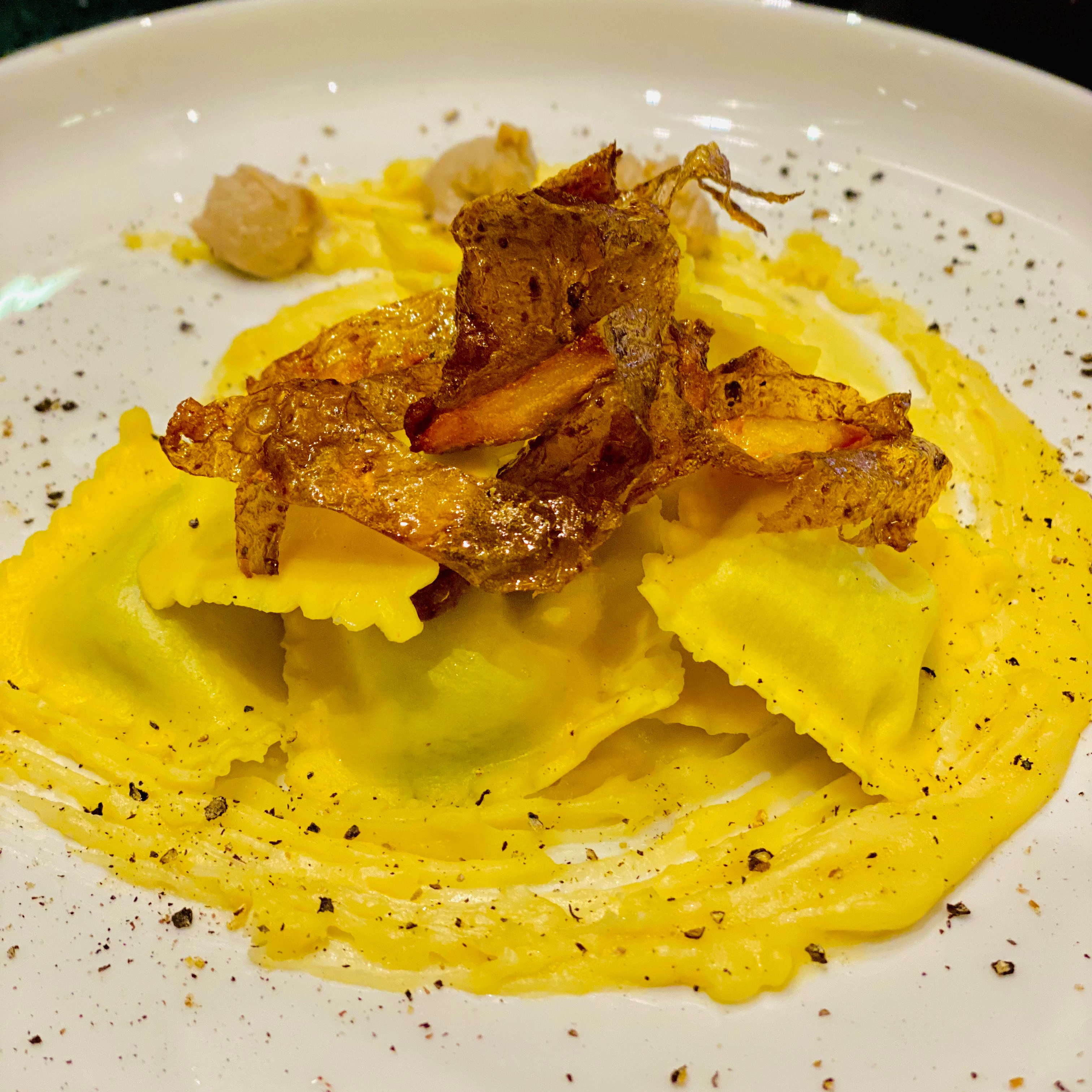 Tortelli di lesso su crema di zabaione al parmigiano e chips di patata