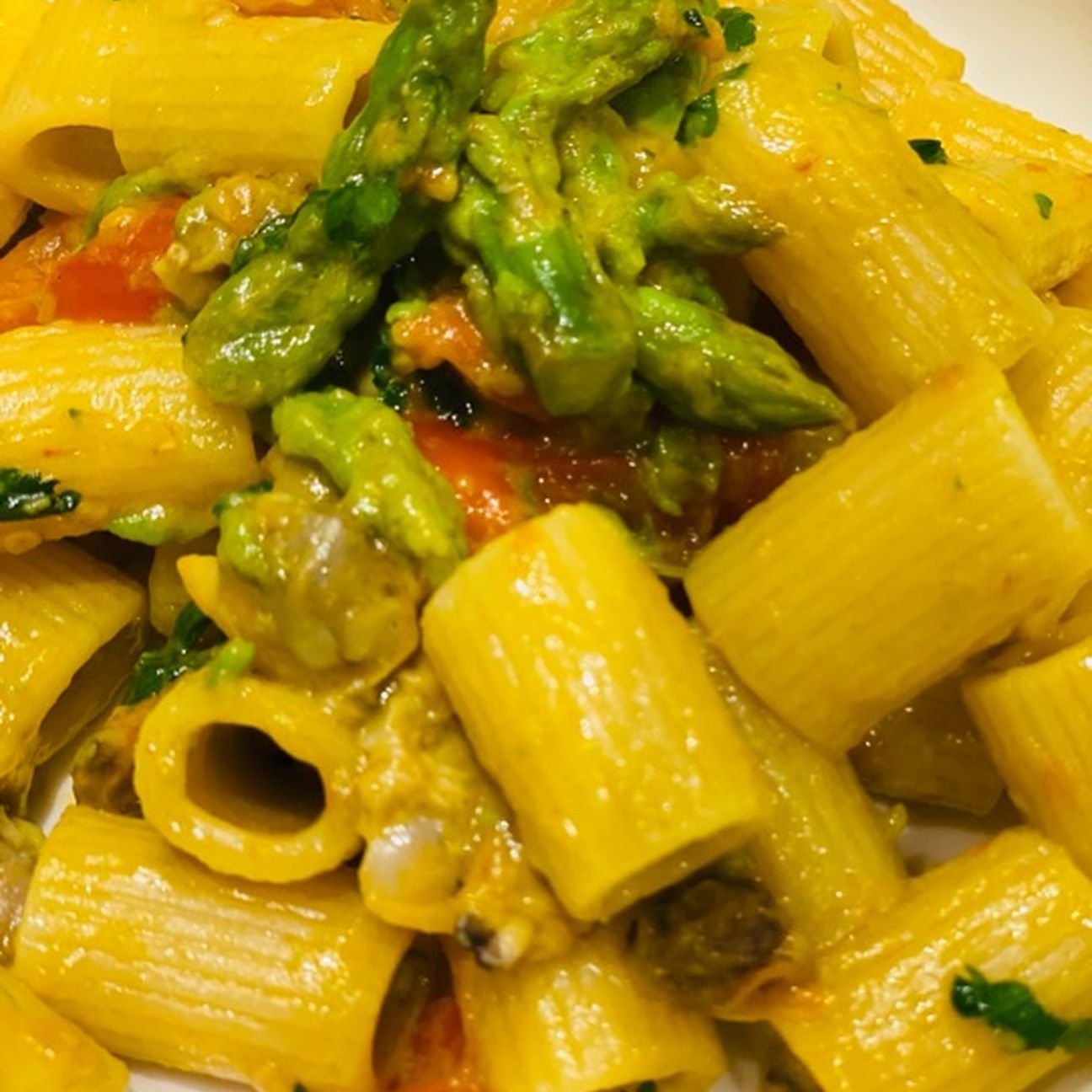 Mezze maniche crema di asparagi pomodorini e vongole
