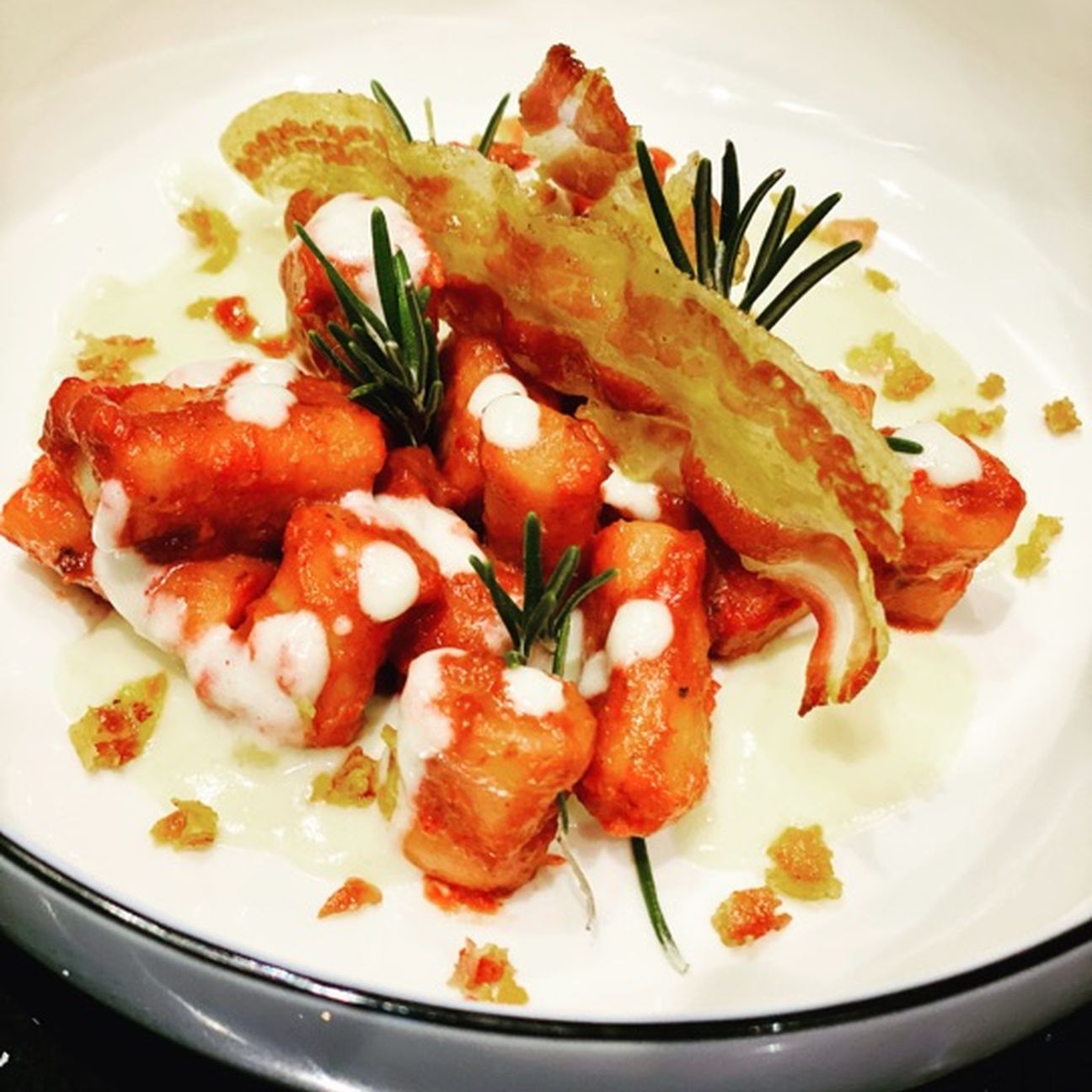 Gnocchi crema di radicchio, fonduta di gorgonzola e croccante di rigatino