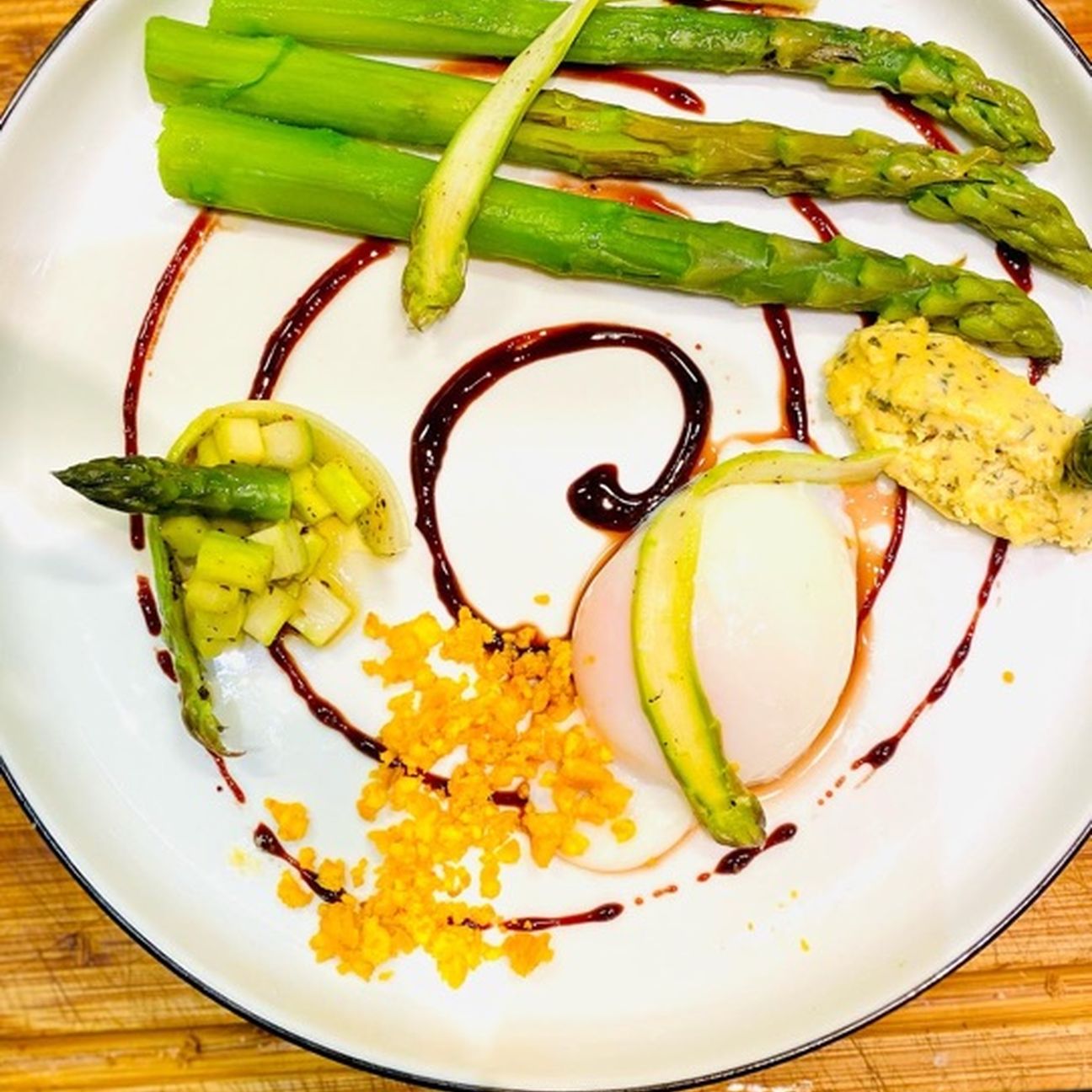 Uovo poche’, asparagi e salsa bernese