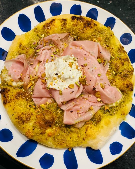 Pizza con biga lievitazione 24 h pesto di pistacchio, mortadella e burrata