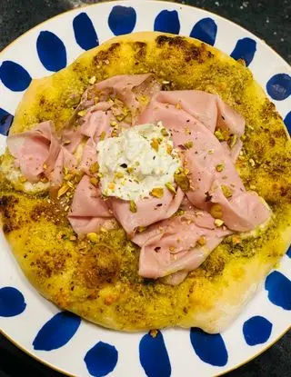 Ricetta Pizza con biga lievitazione 24 h pesto di pistacchio, mortadella e burrata di lucia.pavanastolfo