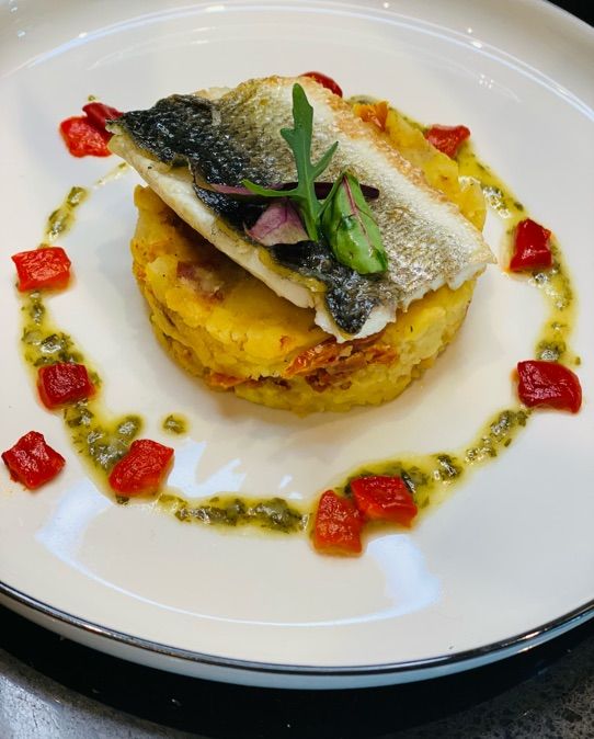 Filetto di branzino, purè di patate e pomodori secchi salsa al limone e prezzemo