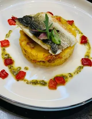 Ricetta Filetto di branzino, purè di patate e pomodori secchi salsa al limone e prezzemo di lucia.pavanastolfo