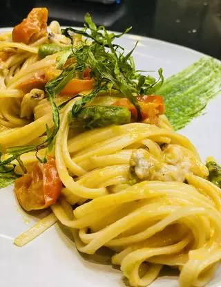 Ricetta Linguine alle vongole,crema e punte di asparagi,riduzione dipomodorini pachino di lucia.pavanastolfo