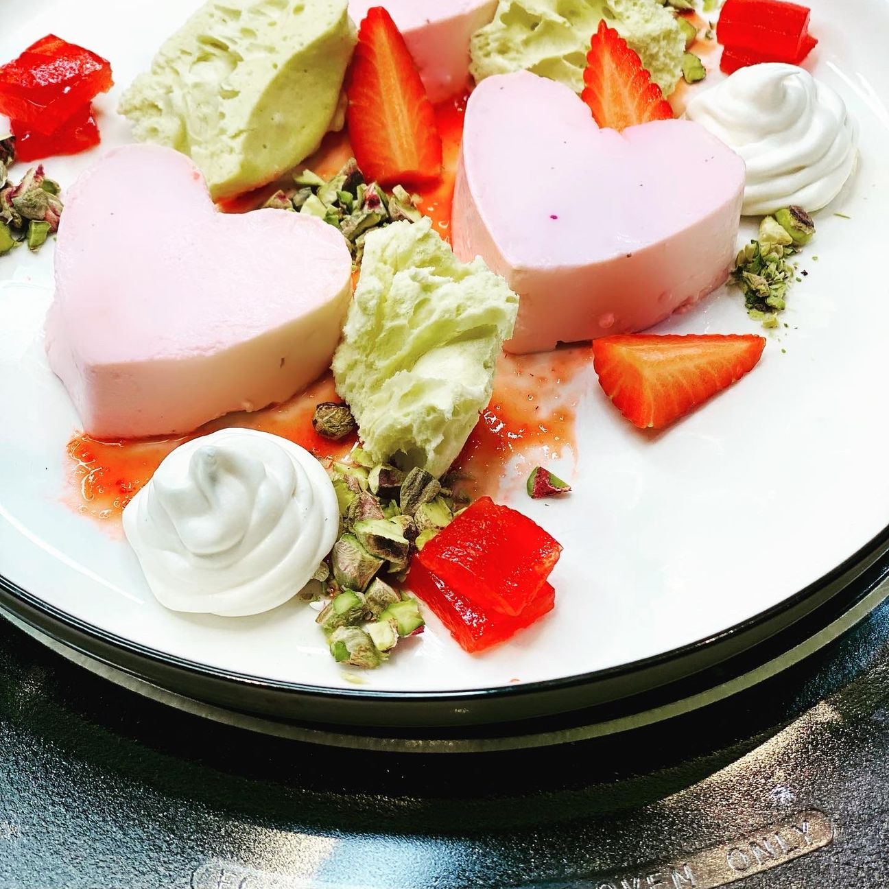 Declinazione di una fragola Panna cotta alle fragole, gelatina, spugna di limone
