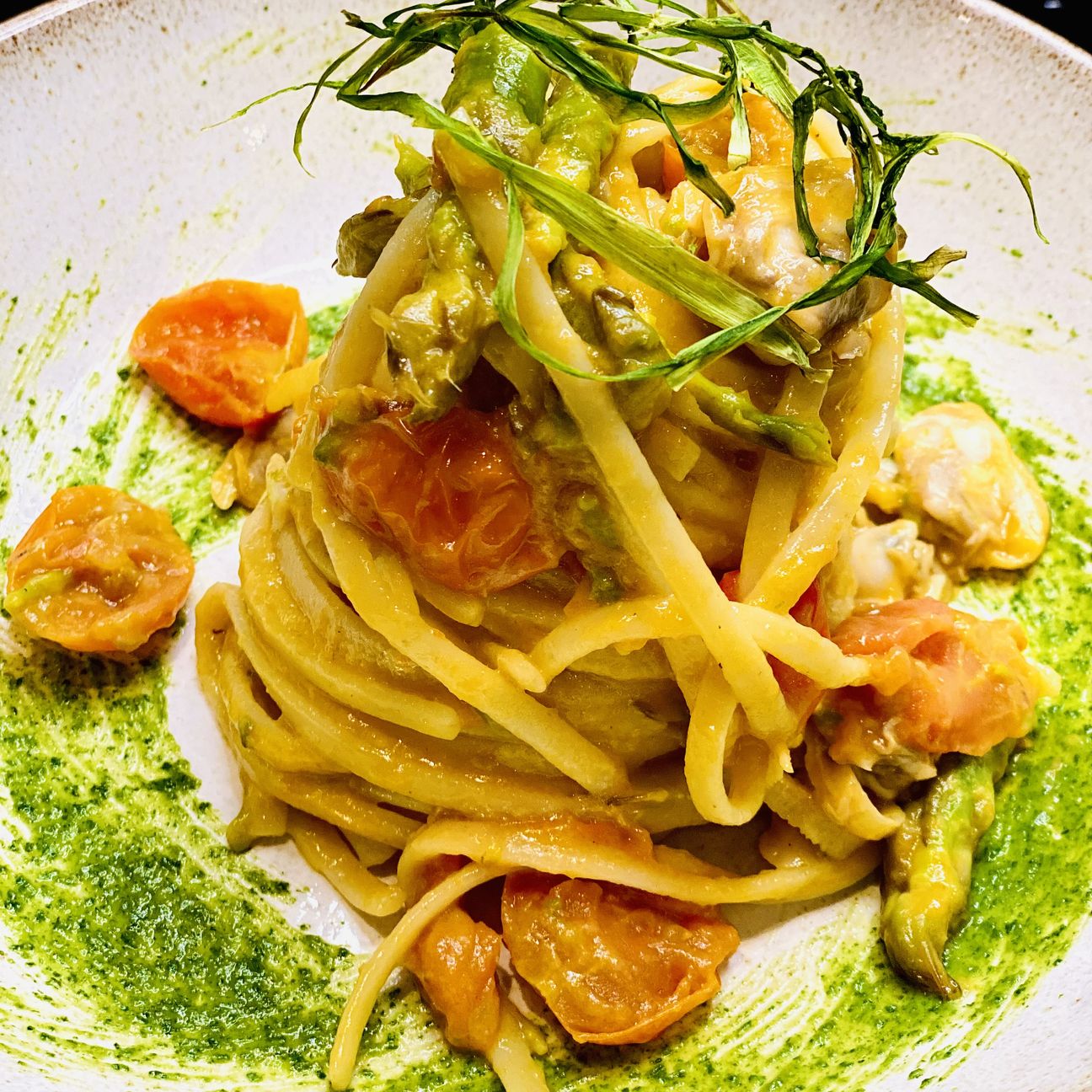 Linguine estive Crema di fagiolini, punte e chips di asparagi pomodorini insalsa