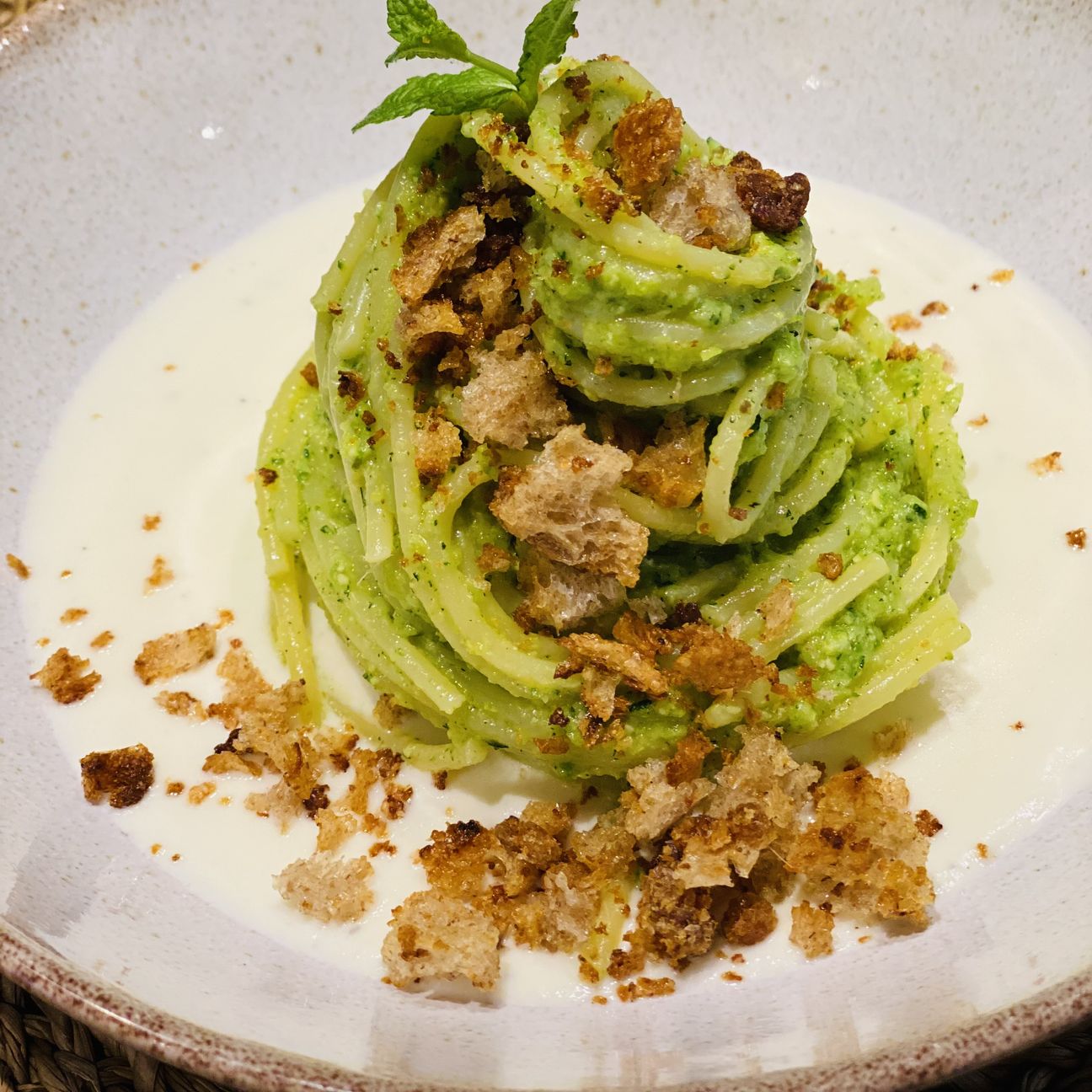Spaghetti pesto di zucchine, crema di scamorza e pancotto al profumo di alici