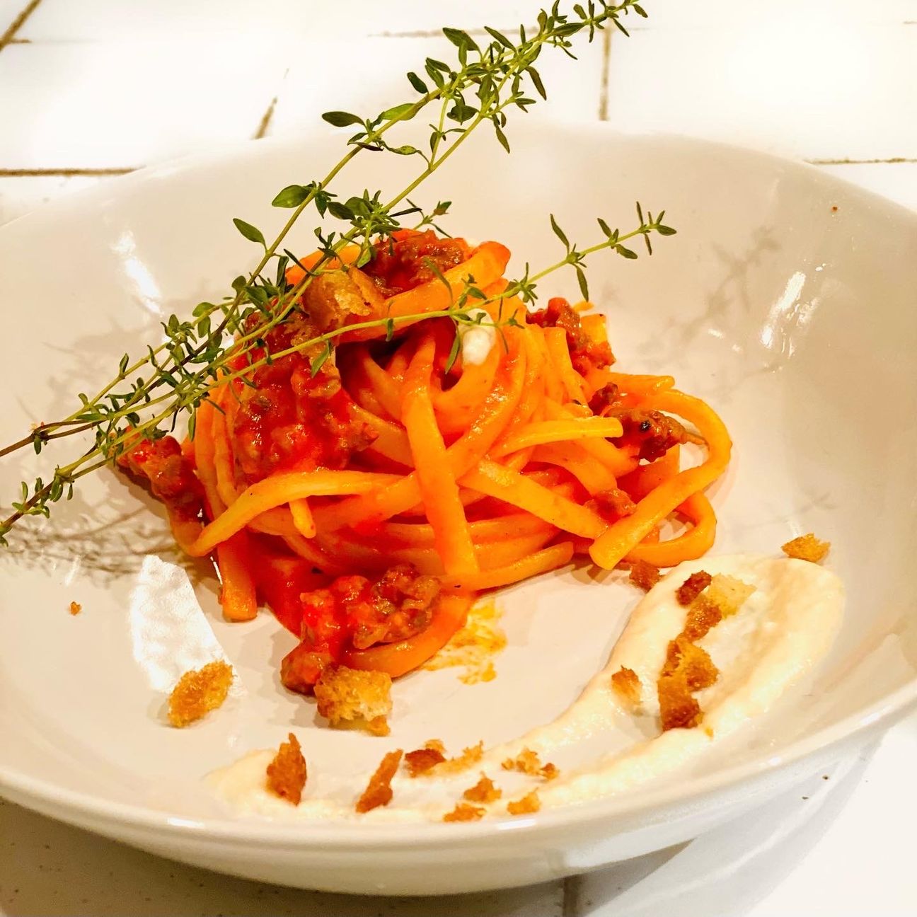 Linguine crema di peperone, crumble di salsiccia , fonduta di grana e briciole di pancotto all’aglio