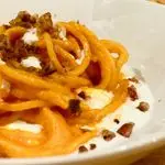 Ricetta Spaghettoni su base di stracciatella, crema di peperoni e guanciale croccante 