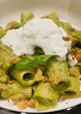 Ricetta Rigatoni pesto di pistacchio e basilico pancotto al limone e stracciatella