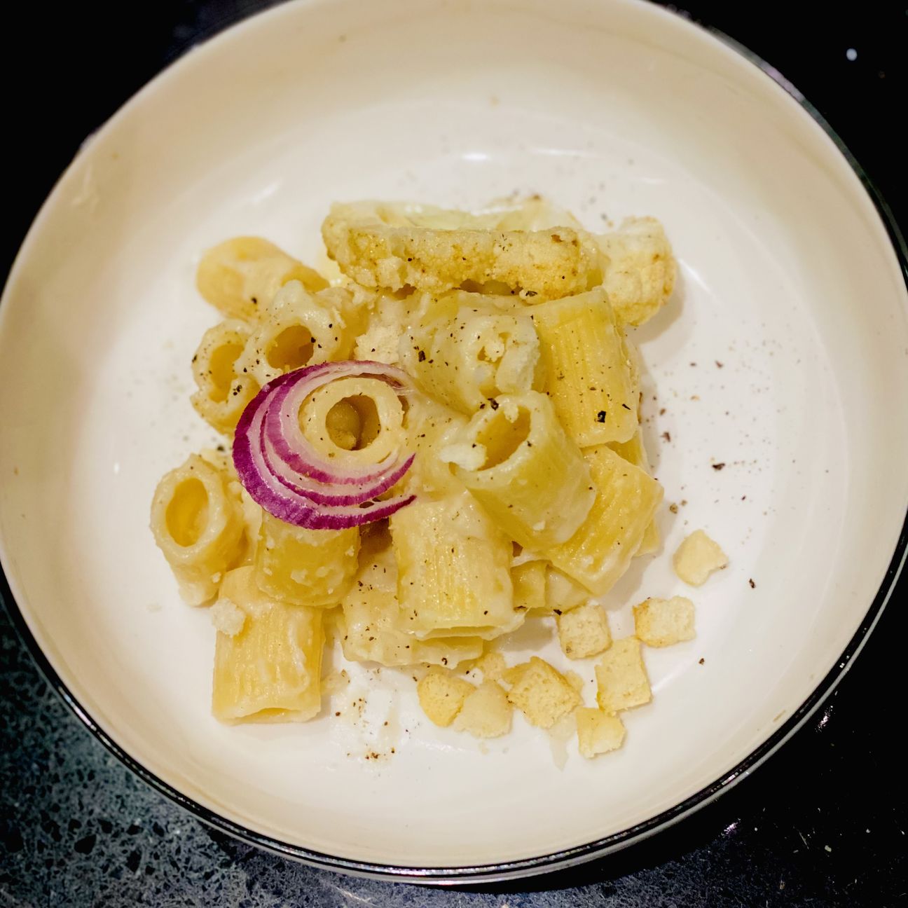 Mezze maniche ,crema di cavolfiore le sue briciole e croccante alla cipolla