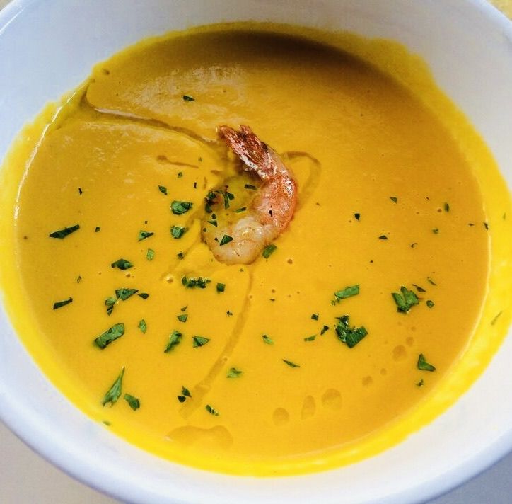 Vellutata di zucca, carote e curcuma con gambero rosso marinato