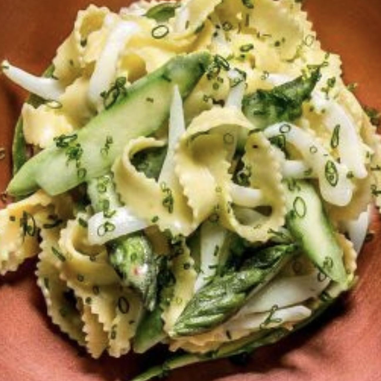 Mafalde al latte di cocco con seppie, asparagi ed erba cipollina