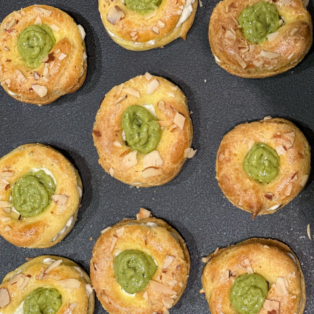 Paris Breast , crema di caprino , pesto e scaglie di mandorla