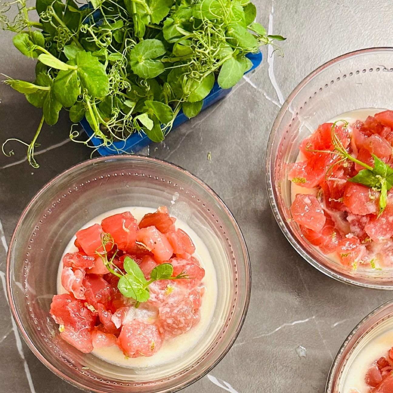 Tartare di tonno , lime , acqua di mozzarella di bufala e cocco