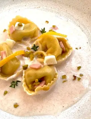 Ricetta Tortelloni ricotta e spinaci con cremoso di mortadella e bufala, granella di pistacchio e limone candito di lucia.pavanastolfo