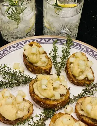 Ricetta Bruschetta crema di pere fonduta di gorgonzola e base ai fichi di lucia.pavanastolfo