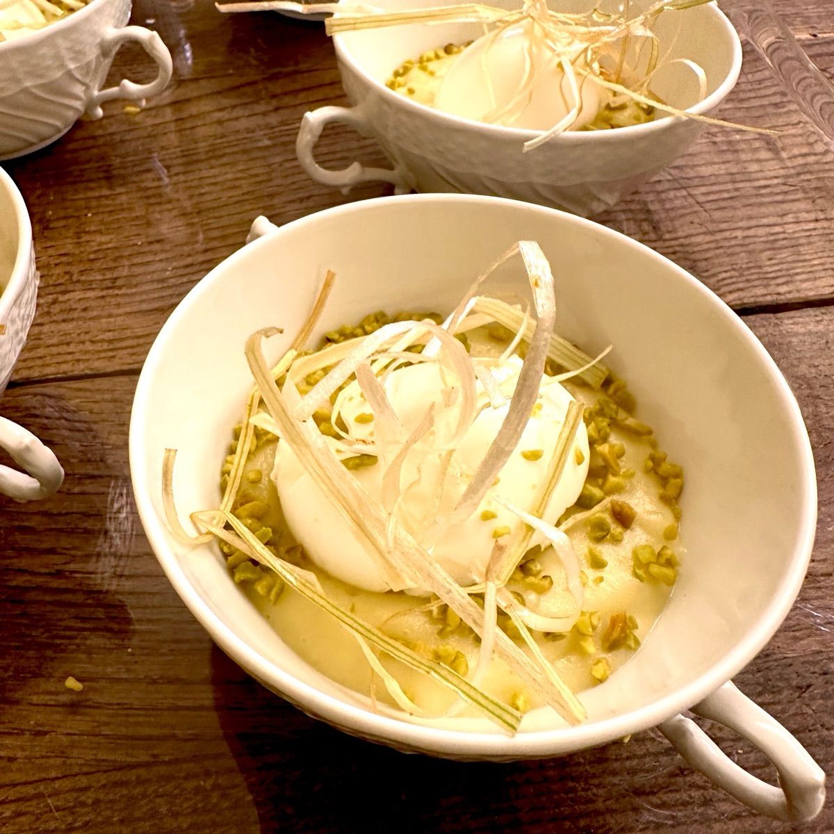 Crema di patate e porri , uovo barzotto , pistacchio di Bronte e Foglie di porro dfritte