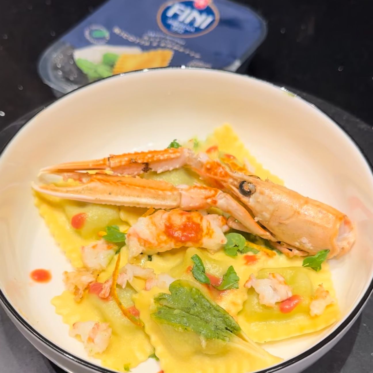 Ravioli ricotta e erbette con emulsione di crostacei, scampi all'arancia e punte di asparagi