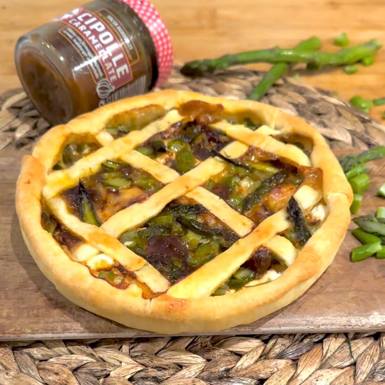 Crostata salata con asparagi gorgonzola e cipolle caramellate Le Conserve della Nonna