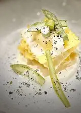 Ricetta Ravioli agli asparagi Fini Modena con crema di robiola e polvere di liquirizia