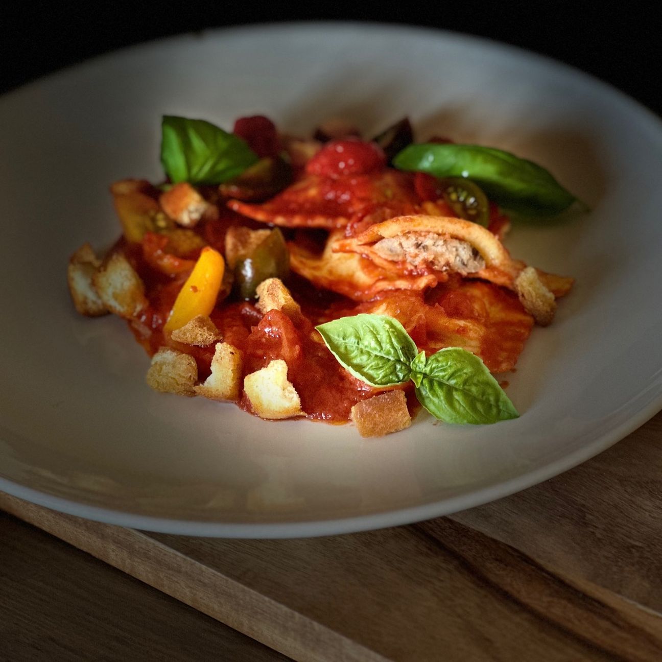 Ravioli scamorza e radicchio Fini con salsa ai tre pomodori al basilico e pan cotto