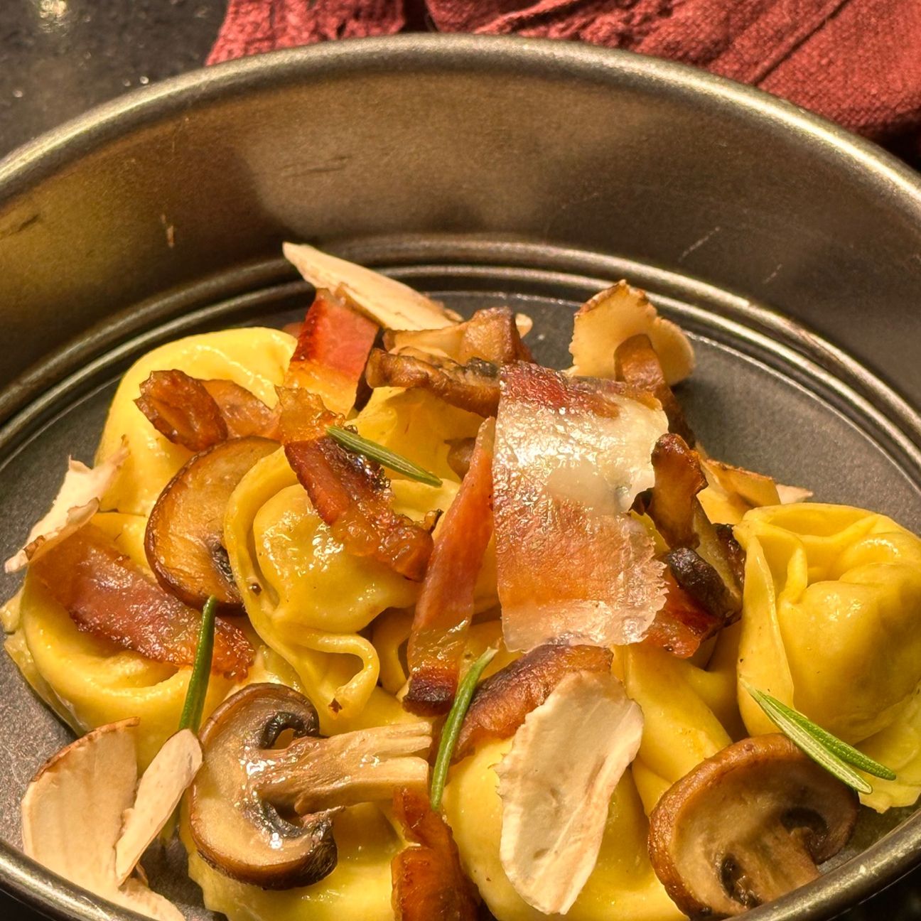 Tortelloni ai funghi porcini con guanciale, castagne profumate al rosmarino e funghi porcini