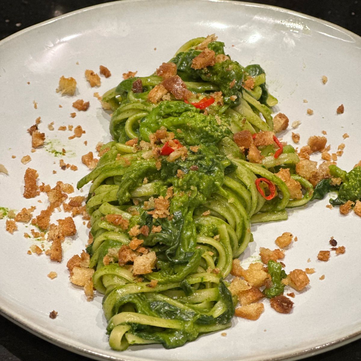 Linguine Garofalo crema di cima di rapa pancotto aglio e peperoncino e cimette croccanti