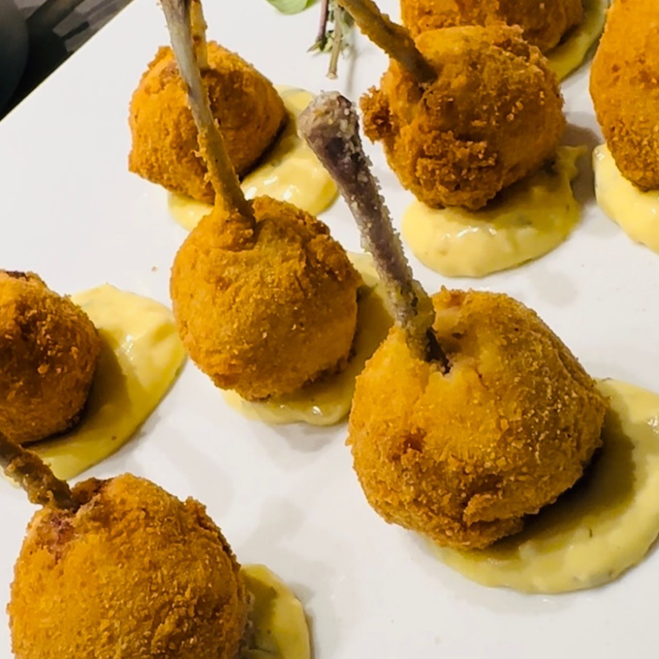 Bon bon di pollo su salsa bernese