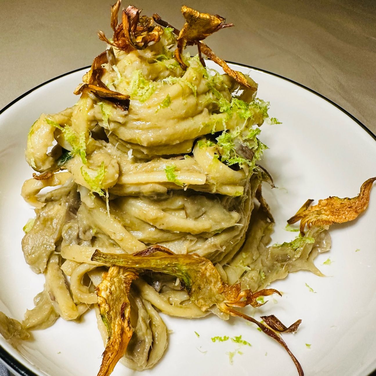 Linguine crema di carciofi le sue chips , lime e mentuccia