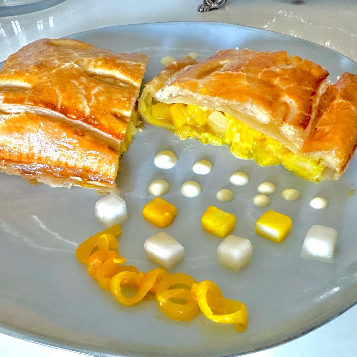 Sfoglia , cipolla e patate allo zafferano, brumoise di pera caramellata e taleggio d’alpeggio