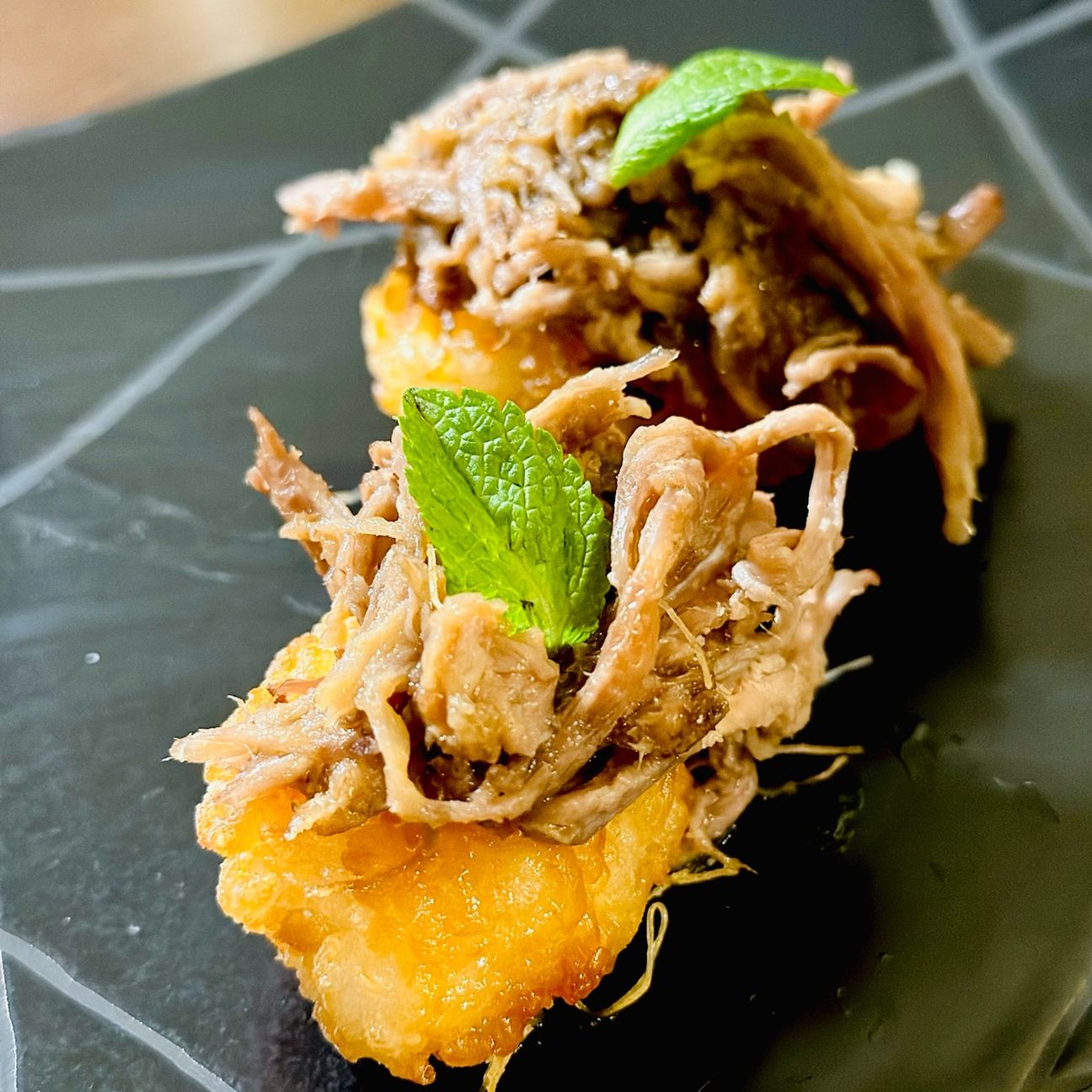 Crispy rice , pulled pork su maionese calve