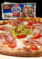 Ricetta Pizza mozzarella Santa Lucia Crudo camembert di capra pachino fresco e porro fritto