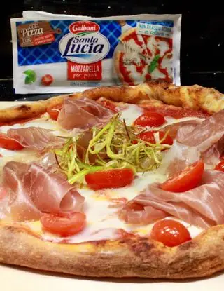 Ricetta Pizza mozzarella Santa Lucia Crudo camembert di capra pachino fresco e porro fritto di lucia.pavanastolfo