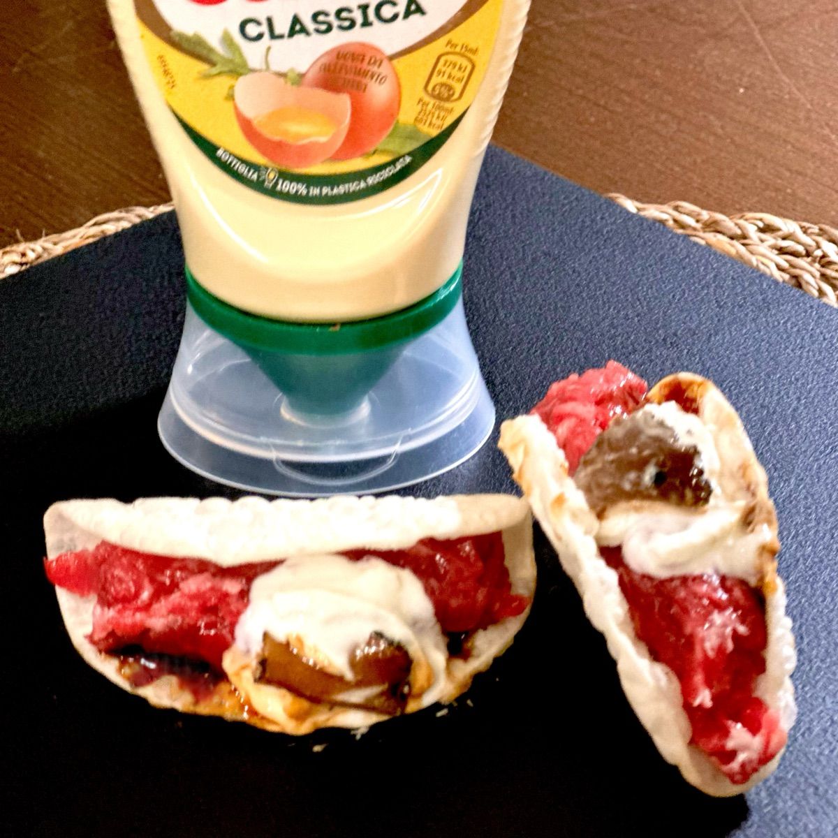 Mini tacos di riso croccante, battuta di fassona piemontese ,salsa teriyaki ,maionese Calve, stracciatella e lamelle di tartufo nero