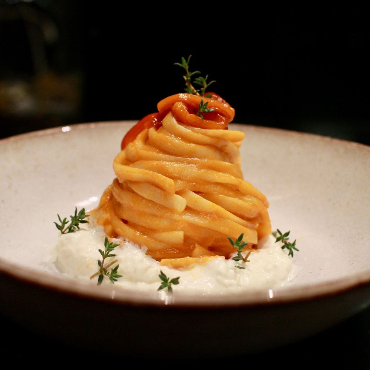 Linguine crema di peperoni profumata all’aglio e timo , i suoi filetti marinati e stracciatella
