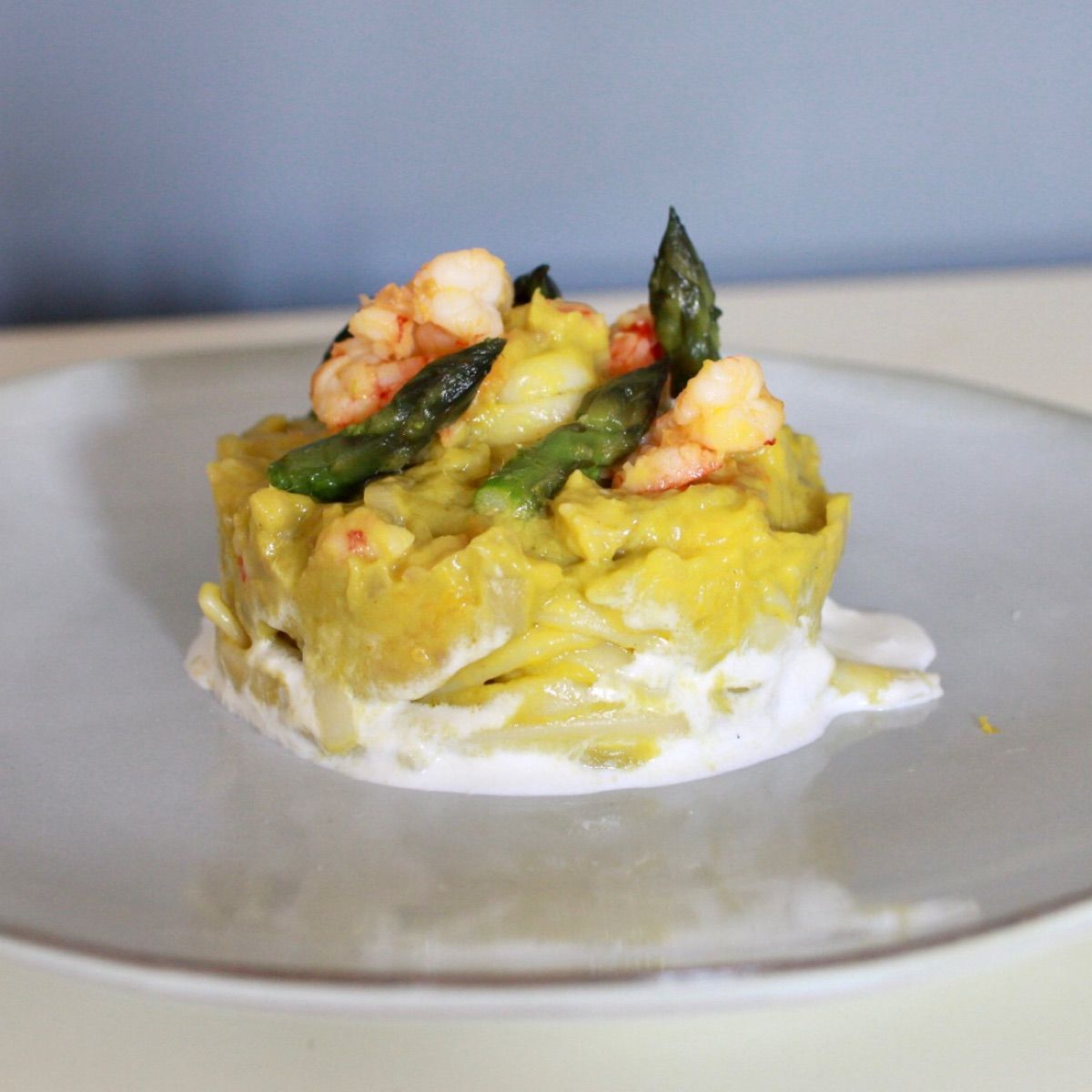 Linguine pomodorini gialli e gamberi , crema di asparagi ,le punte croccanti e il fondo di burrata