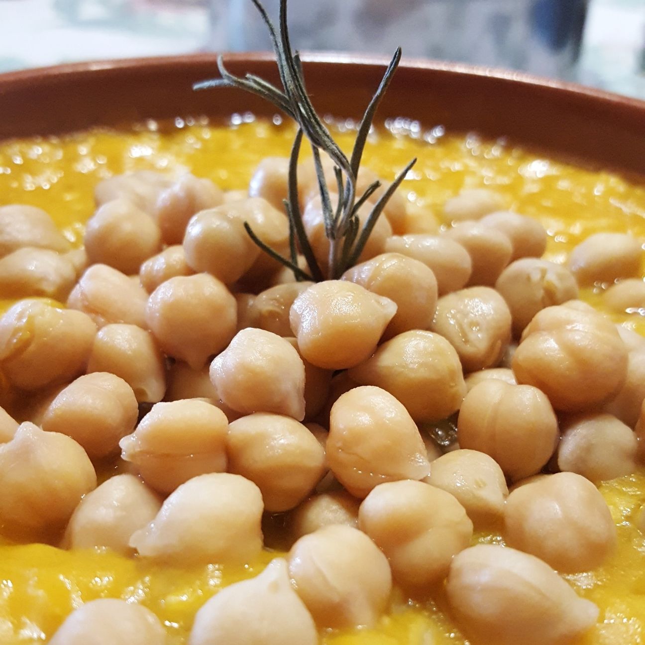 Ciottoli di ceci, immersi in un fiume di zucca.