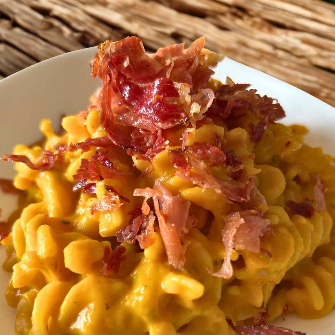 Fusilli con crema di zucca e speck croccante