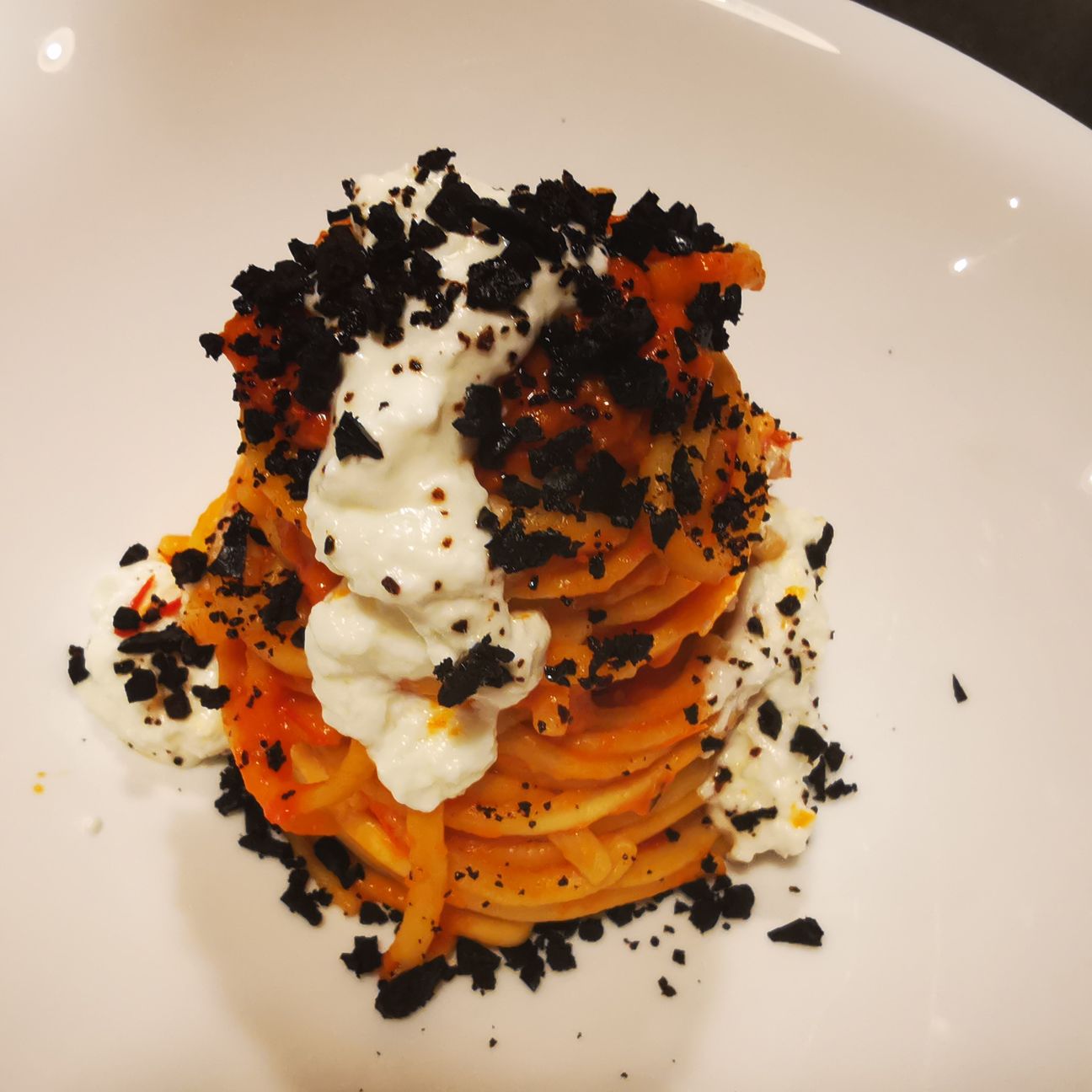 Linguine alla puttanesca con burrata