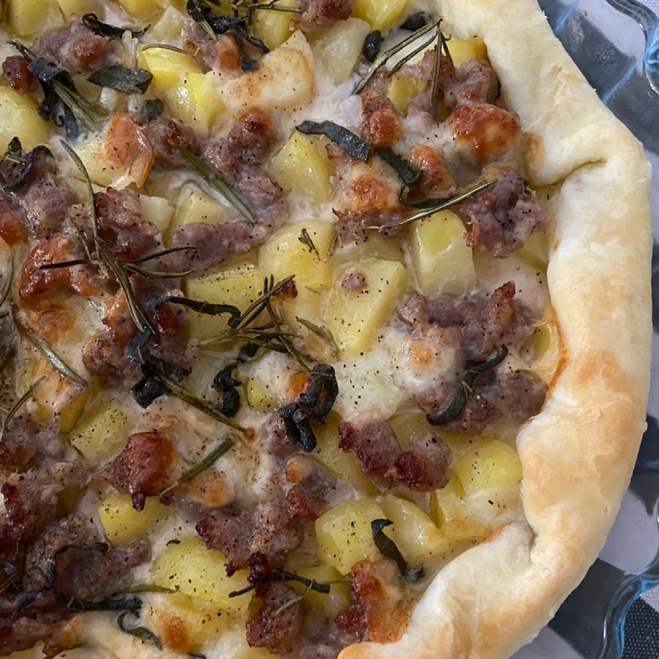 Torta salata con salsiccia e patate