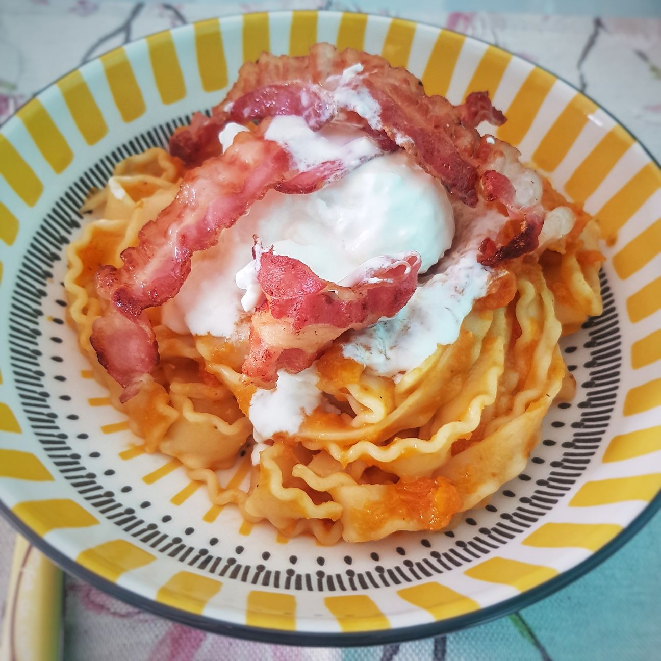 Reginette alla crema di zucca, stracciatella e bacon croccante.
