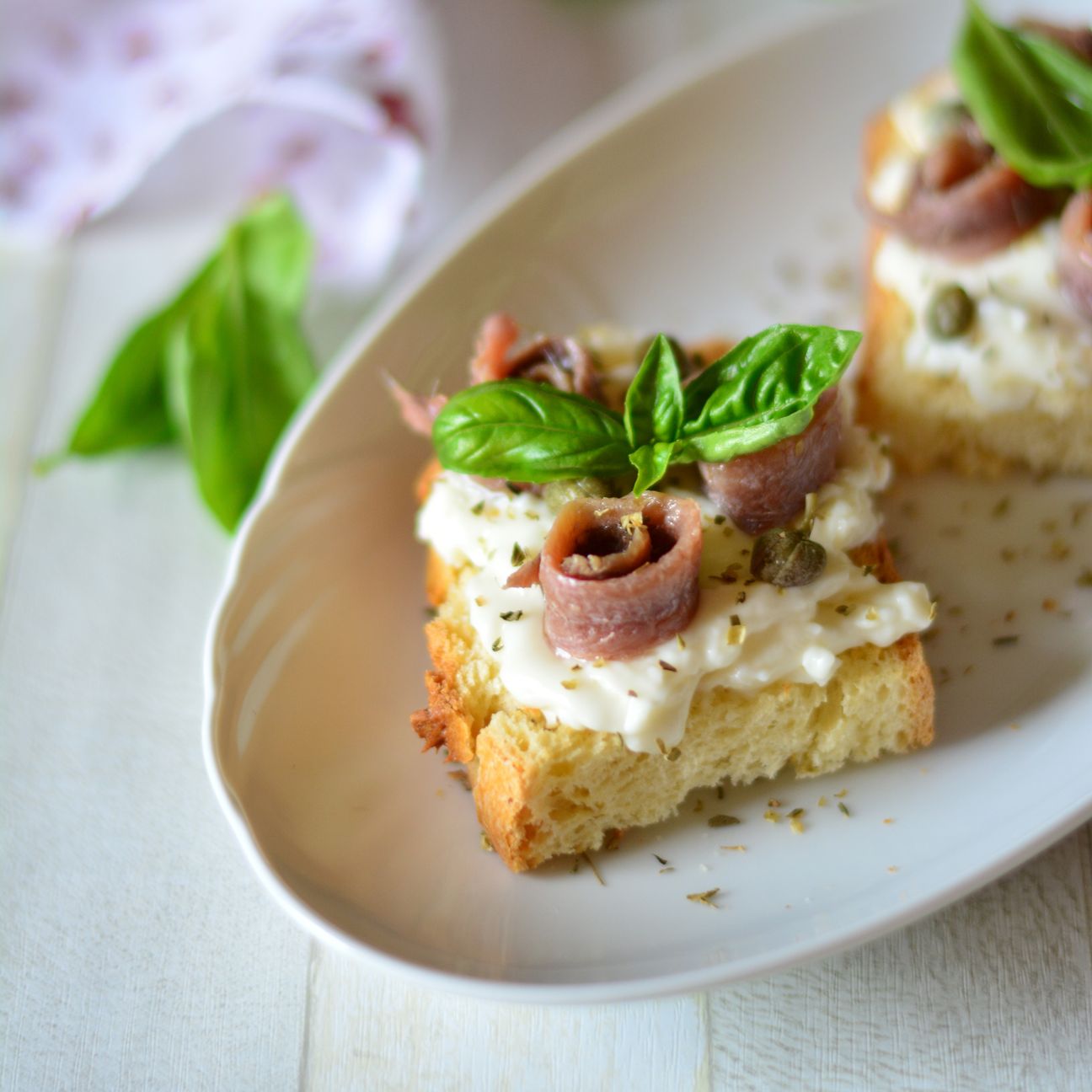 Crostini estivi con crescenza