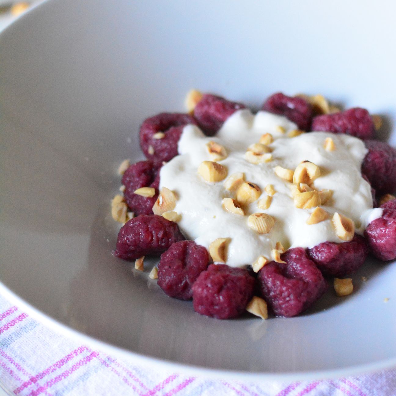 Gnocchi di rapa rossa con robiola e nocciole